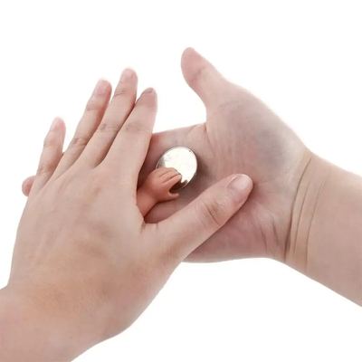 Vanishing coin little hand trick